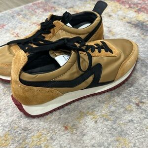 rag & bone retro runner sneaker color mustard. Only worn once. Size 38.